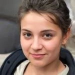 Портрет молодой женщины с короткими волосами