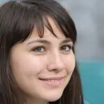 Портрет молодой женщины с длинными волосами